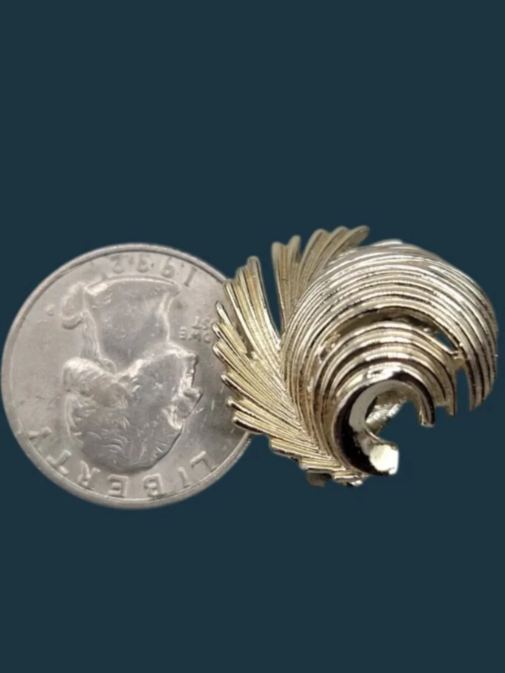 Vintage Lisner Feather Swirl Clip On Earrings Light Gold Tone Modernist Studs